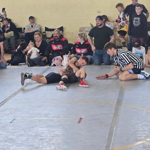 CYW wrestler mid-match